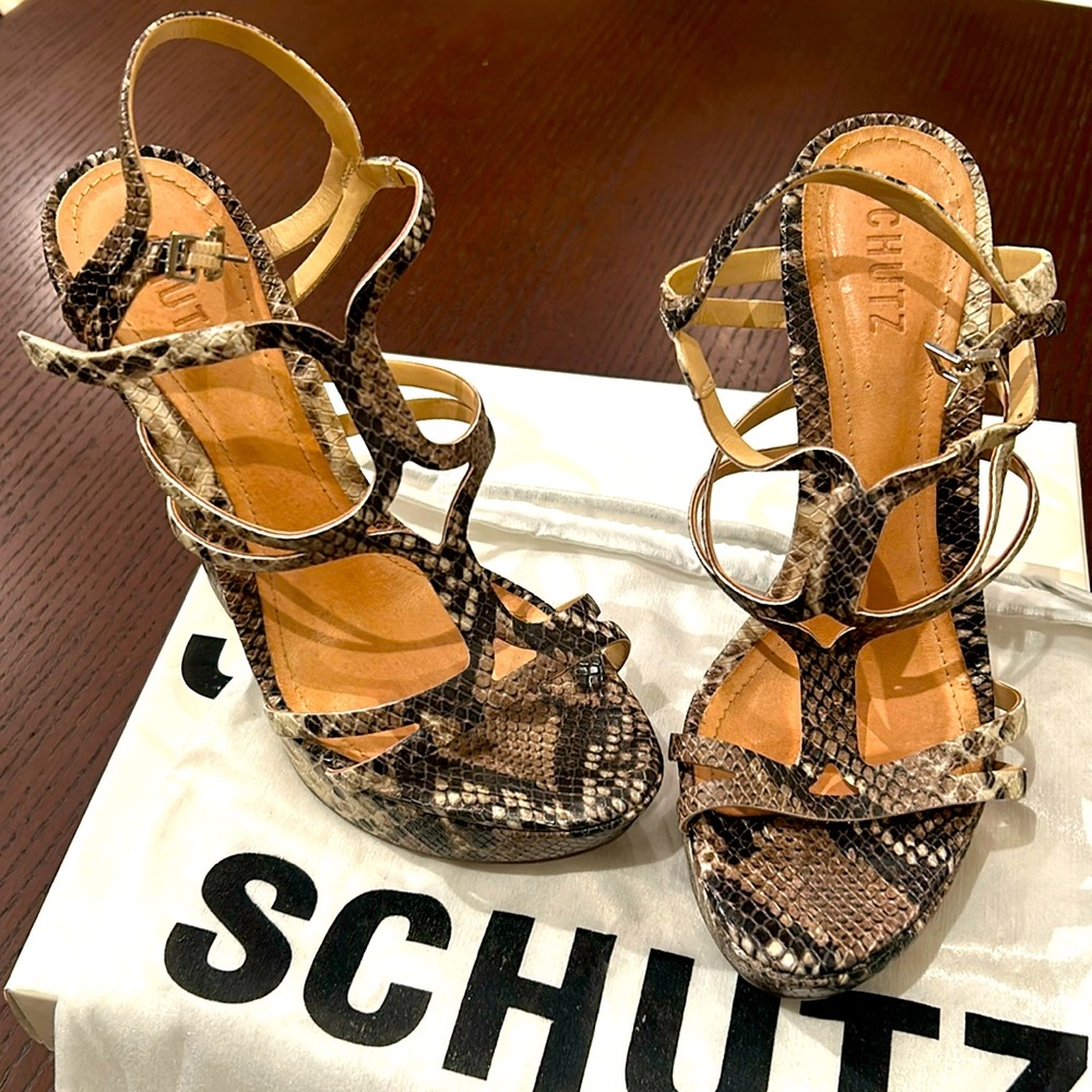 Schutz Faux snakeskin leather platform wedges SIZE 8